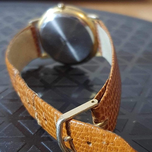 🦋10/$20🦋 Vienna Goldtone/Mother of Pearl Leather Women's Watch - Picture 3 of 5